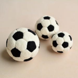 Palline in feltro per neonati, regalo per piccoli giocatori di football, accessori per foto di neonati, decorazioni sportive per la cameretta dei bambini, giocattoli di lana per giocatori di calcio, palline piccole per neonati