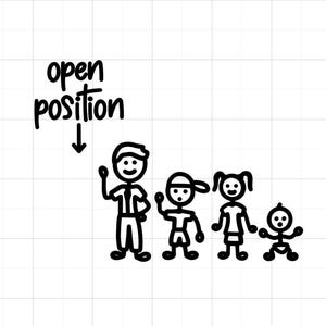 Könnte beinhalten: Schwarz-Weiß-Illustration einer vierköpfigen Familie, gezeichnet im einfachen Strichmännchenstil. Der Text "open position" steht über der Familie mit einem nach unten zeigenden Pfeil. Die Familie besteht aus einem Elternteil, zwei Kindern und einem Baby.