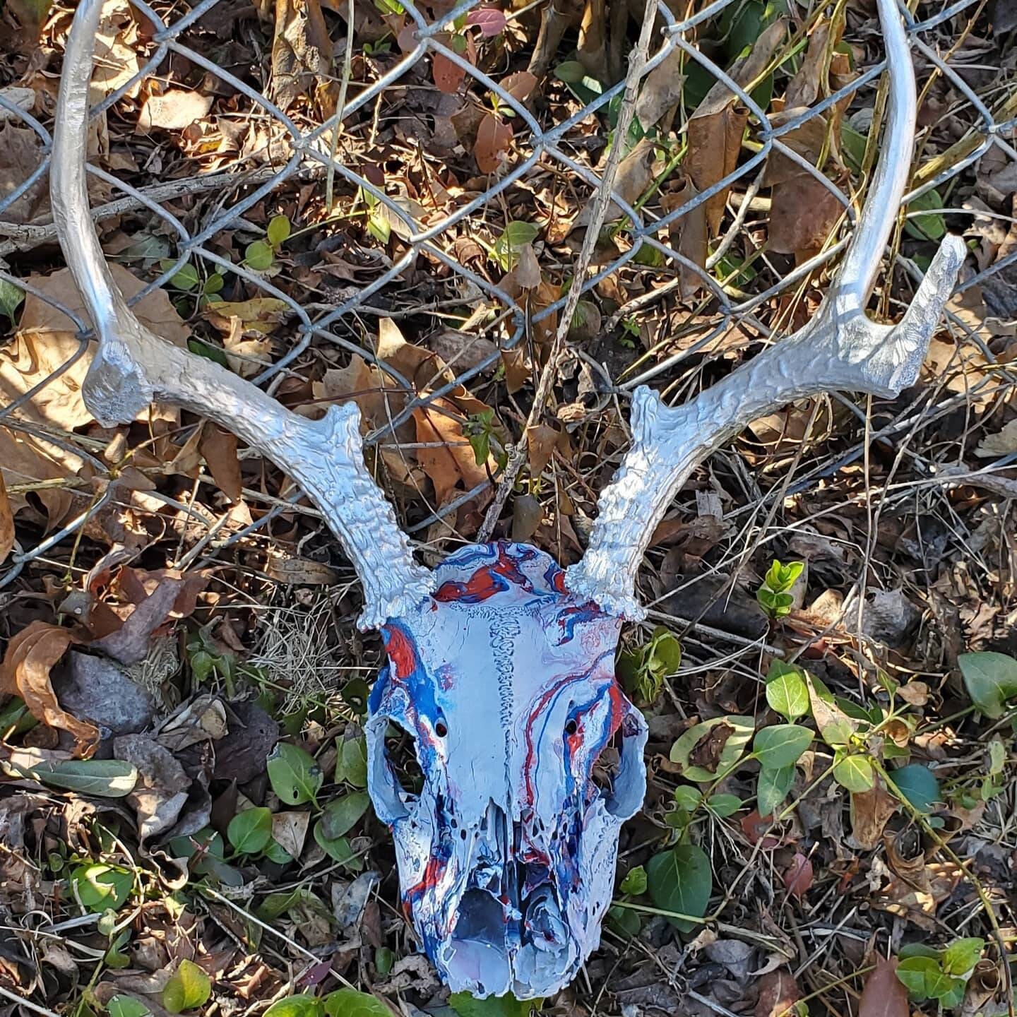 Red, white and blue hydro dipped deer skull with horns Etsy.de
