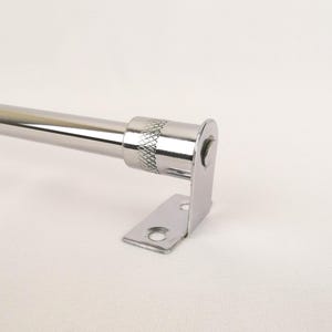 Varilla de 9 mm con acabado cromado y soportes angulares, cortados a medida