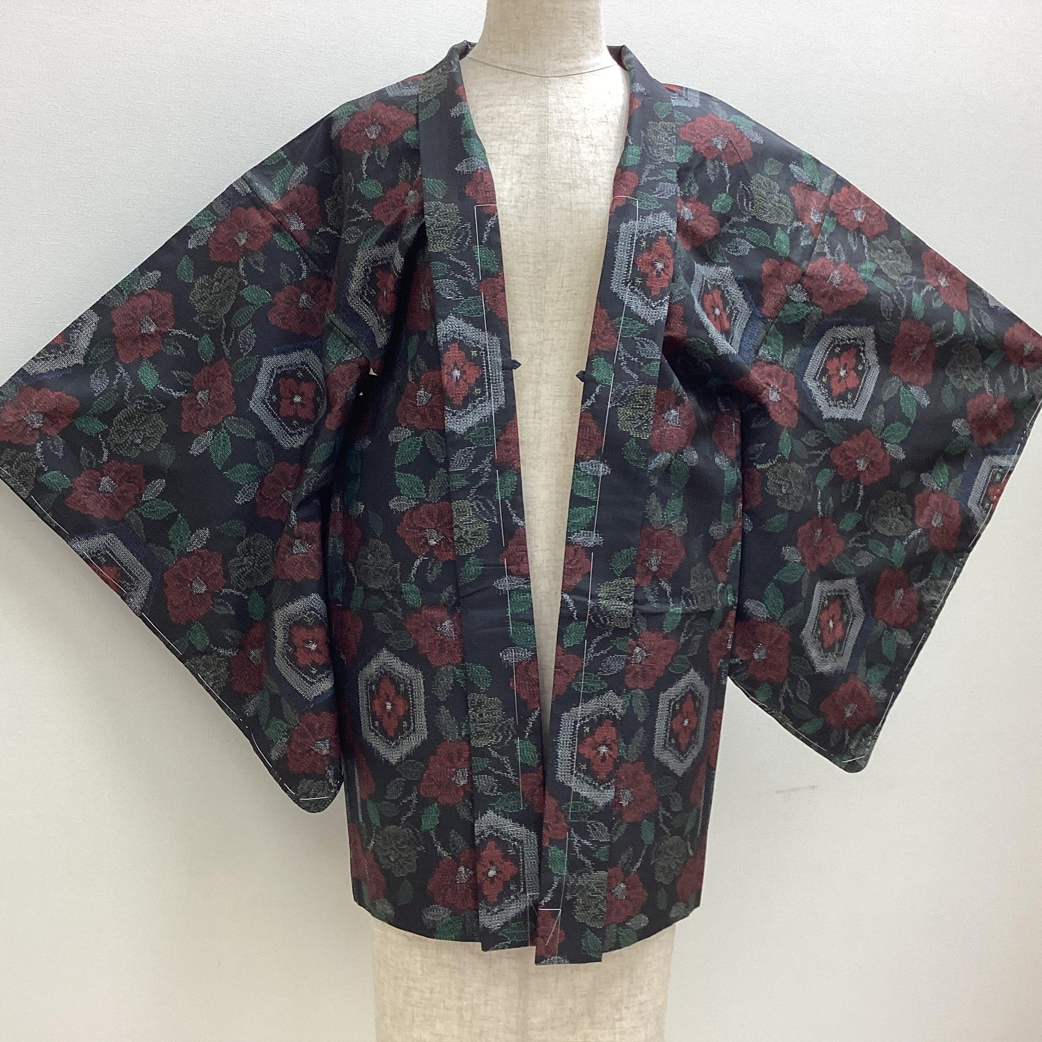 K407 ヴィンテージシルク着物羽織(大島紬) : 黒/椿六角幾何絣 - Etsy 日本