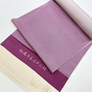 Può includere: Un set di tre tazze in ceramica con finitura opaca e macchiettata. Le tazze sono nei toni crema, grigio chiaro e grigio scuro. Ogni tazza ha un design semplice e minimalista.