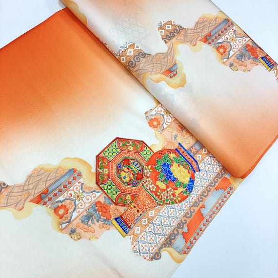 No.32 正絹反物　丹後ちりめん　艶あり淡いグリーン地色にオレンジの花々　高貴 No.32 正絹反物 丹後ちりめん 艶あり淡いグリーン地色にオレンジ