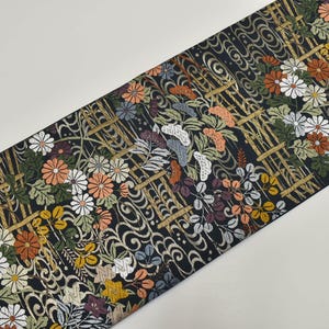 Puede incluir: Un letrero de madera rústica con el texto "Welcome to our home" en letras blancas. El letrero presenta un acabado envejecido y un diseño sencillo y acogedor, perfecto para un porche o entrada.