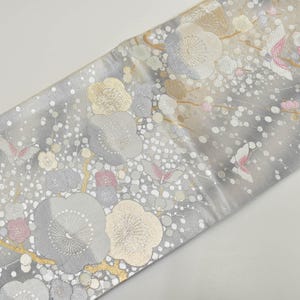 Può includere: Un set di tre vasi in ceramica di altezze diverse. I vasi hanno una finitura opaca nei toni crema, beige e marrone. Il vaso più alto è alto circa 25 cm, il vaso medio 20 cm e il più piccolo 15 cm.