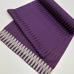N128 Rollo de kimono de seda sin usar (Tanmono): 9,5 m de largo. Motivo de malla Komon Violet / impermeable de Nishijin Weaving.