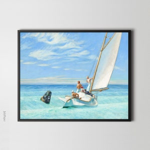 Op de afbeelding: Een schilderij van een zeilboot met een wit zeil en vier mensen aan boord, die varen op een turquoise blauwe zee onder een helderblauwe lucht met witte wolken. Een donker object is gedeeltelijk ondergedompeld in het water op de voorgrond.