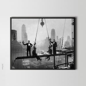 Essen auf einem Wolkenkratzer in New York City Print Vintage Style Foto von Kellnern, die Stahlarbeitern das Mittagessen servieren