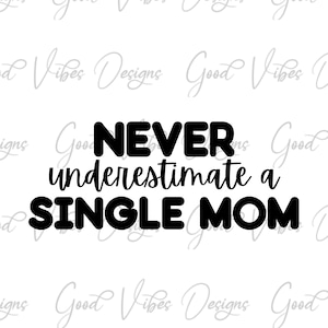 nunca subestimes a una madre soltera SVG, madre soltera vida svg, chicas solteras svg, mamá fuerte svg, felizmente divorciada svg, camisa de vida de madre soltera
