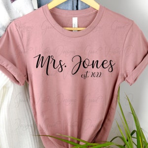 Desenhos SVG personalizados da Sra., Presente para noiva svg, Lua de mel svg, Presente de noivado svg, Futura Sra. svg, Camisa da Sra.