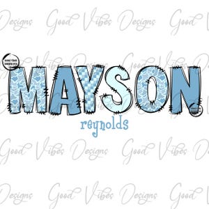 Op de afbeelding: Een grafisch ontwerp met de naam "MAYSON" in lichtblauw, met een mix van patronen, waaronder camouflage- en ruitpatronen. De naam "reynolds" staat eronder in een kleiner, lichtblauw lettertype. Het ontwerp heeft een zwarte omtrek.