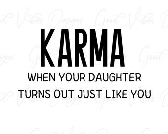 Karma när din dotter blir precis som du - SVG & PNG-nedladdning - karma citat svg - karma tecken - rolig svg - kära karma - karma skjorta