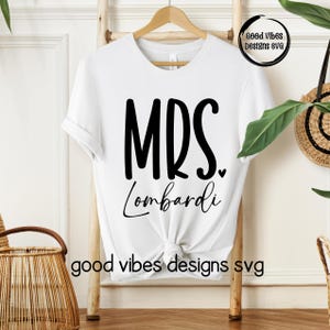 Personalisierte Mrs. SVG-Designs, Geschenk für Braut svg, Flitterwochen svg, Verlobungsgeschenk svg, Zukünftige Mrs svg, Mrs. shirt svg, Frau svg, Braut svg