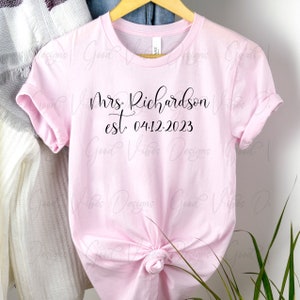 Desenhos SVG personalizados da Sra., Presente para noiva svg, Lua de mel svg, Presente de noivado svg, Futura Sra. svg, Camisa da Sra.