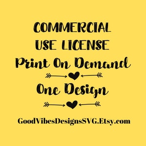 Może przedstawiać: Czarny tekst na ż&oacute;łtym tle brzmi "COMMERCIAL USE LICENSE Print On Demand One Design GoodVibesDesignsSVG.Etsy.com". Tekst jest stylizowany strzałkami i sercami.