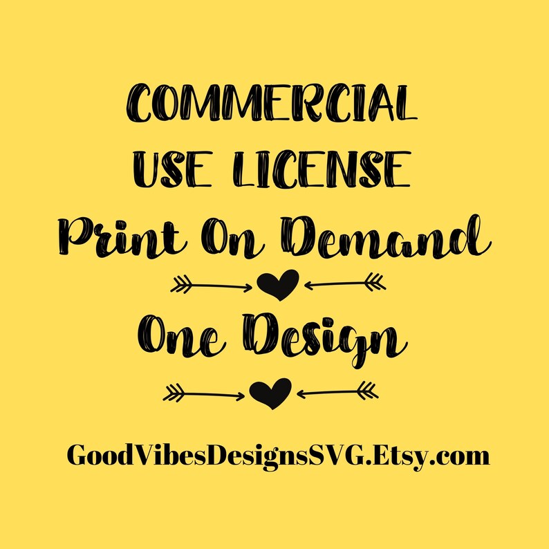Może przedstawiać: Czarny tekst na ż&oacute;łtym tle brzmi "COMMERCIAL USE LICENSE Print On Demand One Design GoodVibesDesignsSVG.Etsy.com". Tekst jest stylizowany strzałkami i sercami.