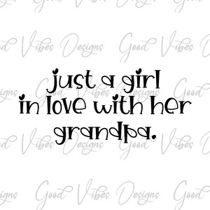 Puede incluir: Diseño gráfico en blanco y negro con el texto "just a girl in love with her grandpa." La frase está en una fuente manuscrita en negrita. El fondo tiene un patrón repetido de las palabras "Good Vibes Designs."