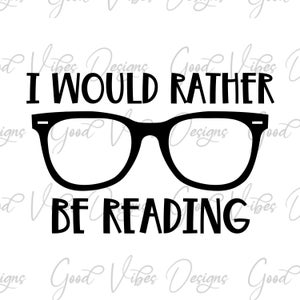 Puede incluir: Diseño gráfico en blanco y negro con el texto "I would rather be reading" y un par de gafas.