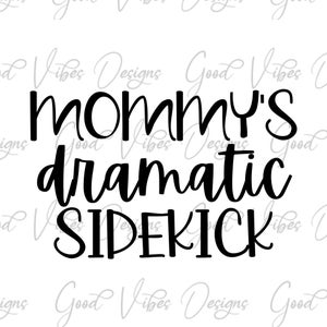 Op de afbeelding: Zwart-witte tekstafbeelding met de tekst "Mommy's Dramatic Sidekick".