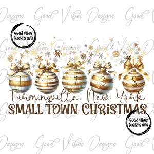 Puede incluir: Un diseño festivo con cinco adornos navideños con lazos dorados y los números 1, 1, 7, 3 y 8. Los adornos están a rayas en oro y blanco. El texto dice "Farmingville, New York SMALL TOWN CHRISTMAS."