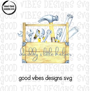 Könnte beinhalten: Aquarell-Illustration einer Holzwerkzeugkiste mit Werkzeugen wie Hammer, Schraubenschlüsseln und Zangen. Die Werkzeugkiste trägt den Text "Daddy's little helper". Das Bild enthält auch den Text "Good Vibes Designs SVG".