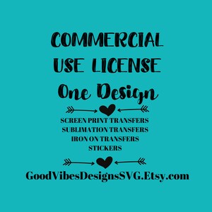 Może przedstawiać: Czarno-biały tekst na turkusowym tle. Tekst brzmi "COMMERCIAL USE LICENSE One Design" ze strzałkami i sercami. Pod tekstem znajdują się słowa "SCREEN PRINT TRANSFERS, SUBLIMATION TRANSFERS, IRON ON TRANSFERS, STICKERS". Na dole obrazu znajduje się tekst "GoodVibesDesignsSVG.Etsy.com".