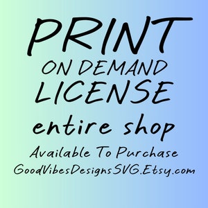 Op de afbeelding: Tekstafbeelding op een blauwe en groene gradi&euml;ntachtergrond met de tekst "PRINT ON DEMAND LICENSE entire shop Available To Purchase GoodVibesDesignsSVG.Etsy.com"