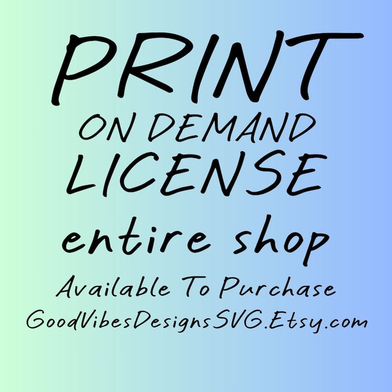 Op de afbeelding: Tekstafbeelding op een blauwe en groene gradi&euml;ntachtergrond met de tekst "PRINT ON DEMAND LICENSE entire shop Available To Purchase GoodVibesDesignsSVG.Etsy.com"