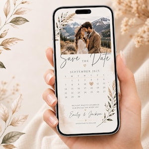 Könnte beinhalten: Eine digitale Save-the-Date-Ankündigung auf einem Smartphone-Bildschirm, mit einem Foto eines Paares in einer Berglandschaft, einem Kalender für September 2025 mit markiertem 11. Tag und den Namen Emily und Jackson in Schreibschrift.