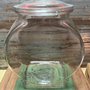 Vintage planters peanut advertising counter jar with peanut lid.