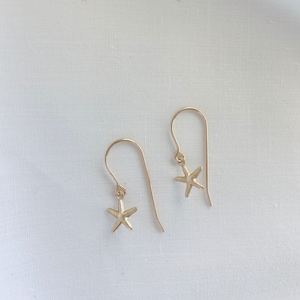 Gold Starfish hoop earring 14K Gold filled earring Delicate fish earring Tiny Seal life earring Beach jewelry Minimalist earrings dangle