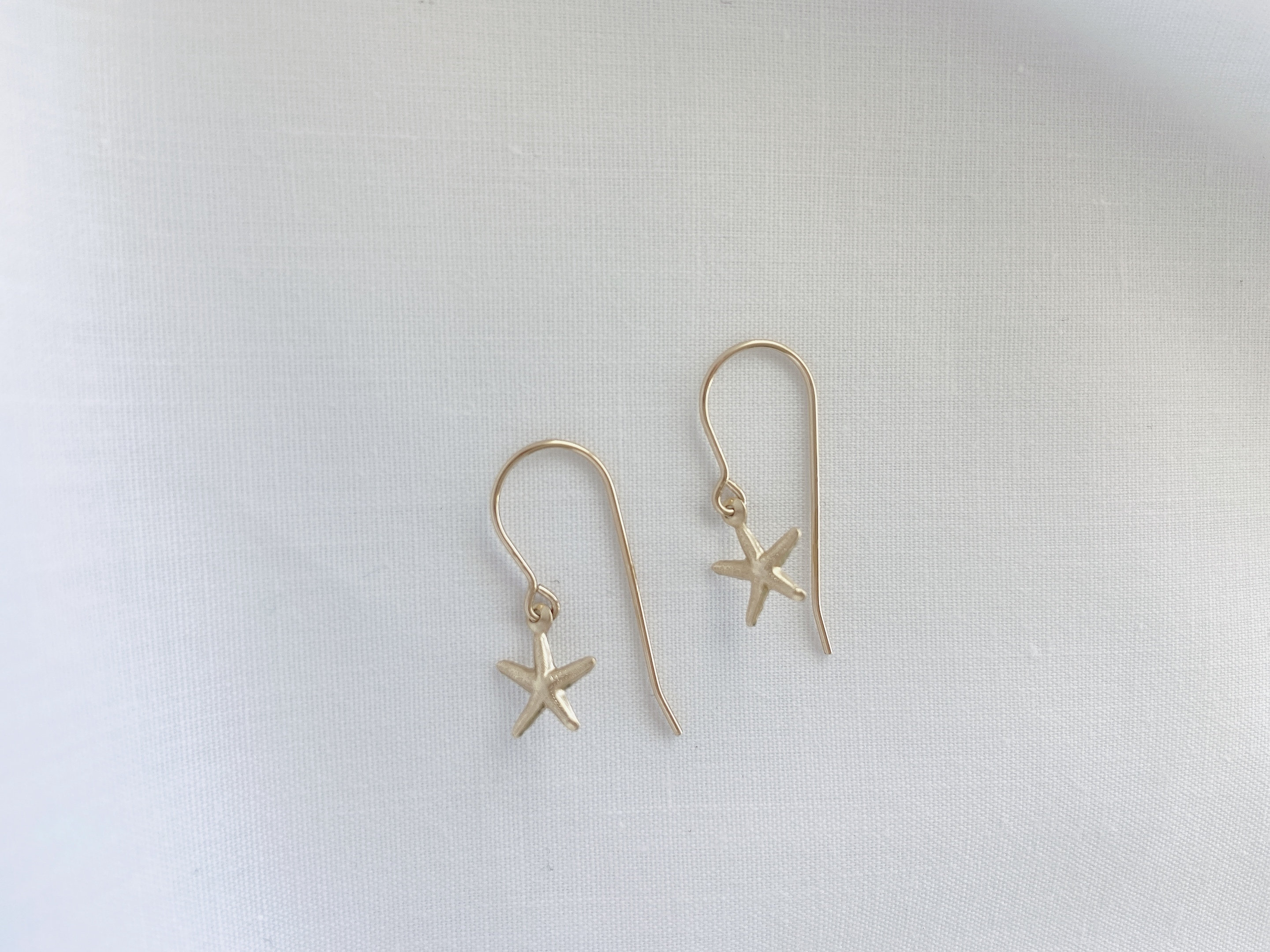 Gold Starfish hoop earring 14K Gold filled earring Delicate fish earring Tiny Seal life earring Beach jewelry Minimalist earrings dangle