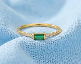 Elegant smaragdbaguettering, minimalistisk stapelring i 14 karat guld, öst-västgrön ädelstensring, tunn diamant, maj-födelsesten, present till henne