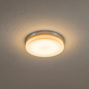 Difusor de luz universal delgado para focos empotrables con anillo de montaje magnético adhesivo.