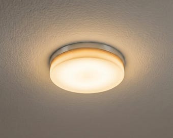 Difusor de luz universal delgado para focos empotrables con anillo de montaje magnético adhesivo.