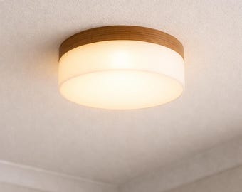 Difusor de luz empotrada con borde de imitación madera: suaviza la luz intensa de las luces LED de techo.