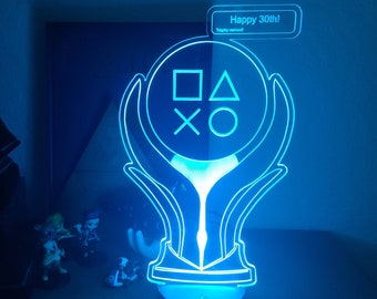 Personlig PlayStation-inspirerad trofé, Gamer RGB LED-ljus USB- eller batteridriven