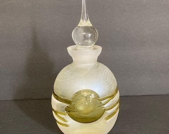 Frasco de perfume vintage em vidro artístico fosco com design em espiral dourado.