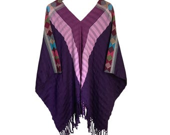 Paarse poncho met V-hals, franje aan de zoom en geometrische mouwaccenten