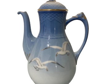 Cafetera, tetera y jarra de agua vintage Bing & Grondahl con diseño de gaviota azul y blanca.