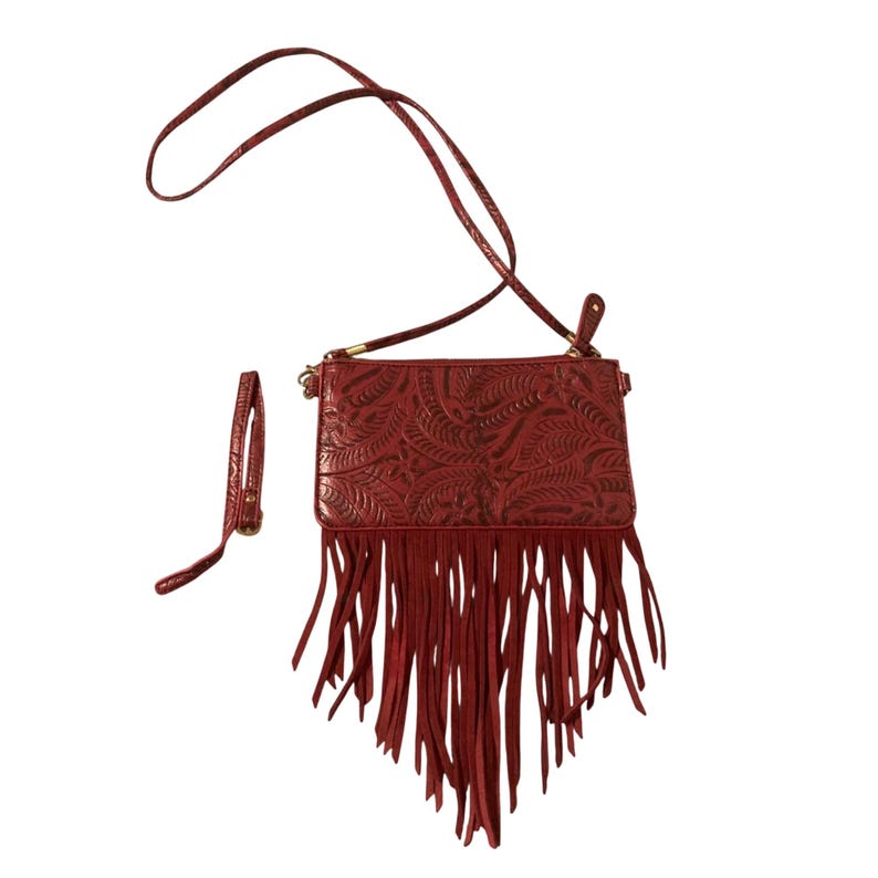 Bolso bandolera Free People de piel repujada rosa rojiza con flecos, estilo bohemio western. imagen 1