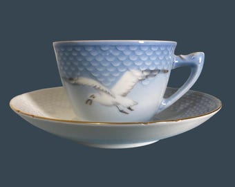 Taza y platillo vintage Seagull de Bing & Grondahl, azul, blanco y dorado.