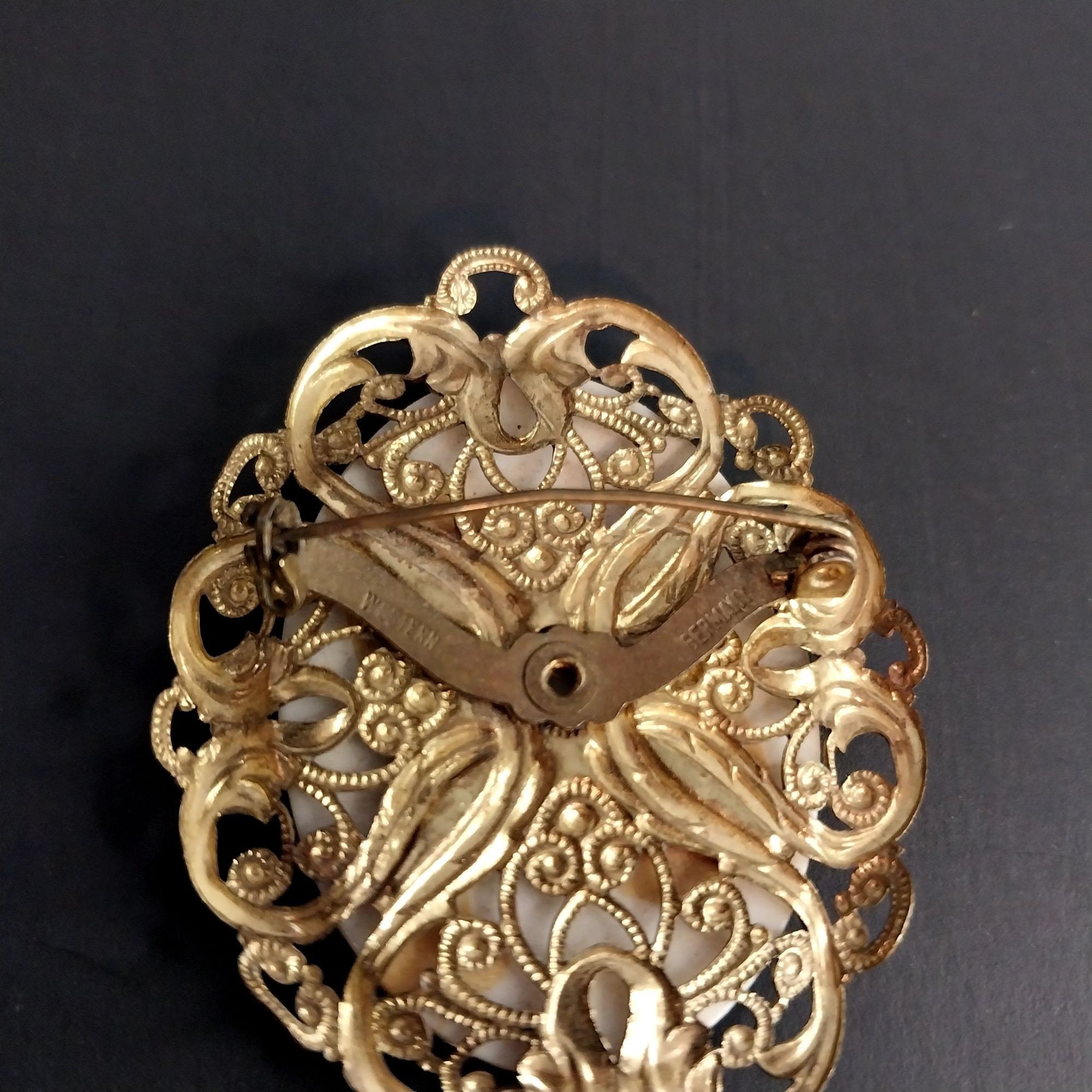Broche Vintage En Cristal Tchèque Et Laiton Filigrane Plaqué Or - Occasion En Bel état