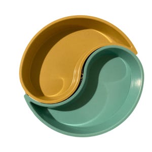 Vassoio per snack retrò con scomparti Yin-Yang e supporto in metallo, design moderno di metà secolo.