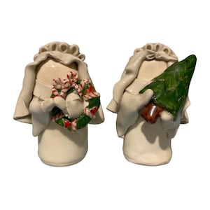 Figuras navideñas de ángeles de cerámica de Gerry Wallace sosteniendo una corona y un árbol (juego de 2)