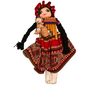 Bambola di stoffa popolare peruviana fatta a mano con bambini, flauto, vaso di terracotta e treccia lunga di animale