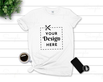 Gildan 64000 Mockup White/Gildan 64000 Camiseta Maqueta/Maqueta Blanca/Color G640/Mockup Gildan/Gildan 64000 Flat lay/64000 maqueta de color blanco