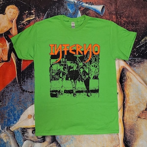 Puede incluir: Camiseta verde con un estampado gráfico en blanco y negro de una banda llamada "INFERNO".