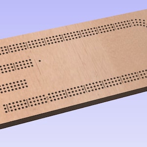 Op de afbeelding: Een houten spelbord met een cirkelvormig spoor en kleinere rechthoekige gebieden. Het bord is gemaakt van lichtbruin hout en heeft een natuurlijke houtnerf.