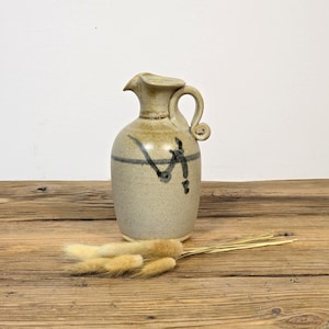 Vintage keramikkanna, handgjord. Beige, brun och svart glasyr, studiokeramik, handdrejad keramik.